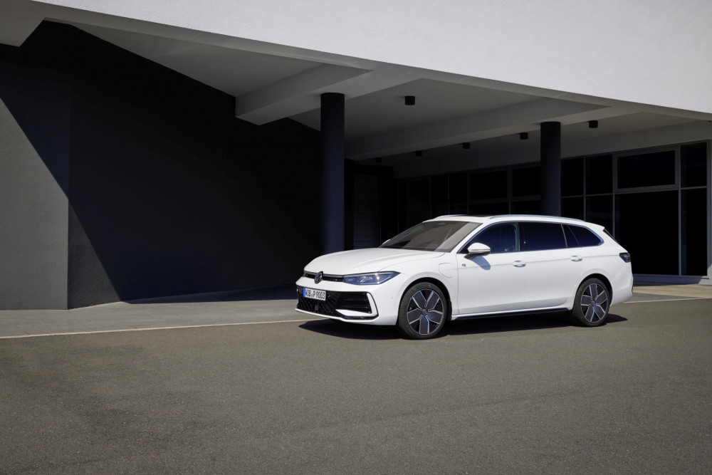 Volkswagen Passat Variant R-Line oryx white 2024